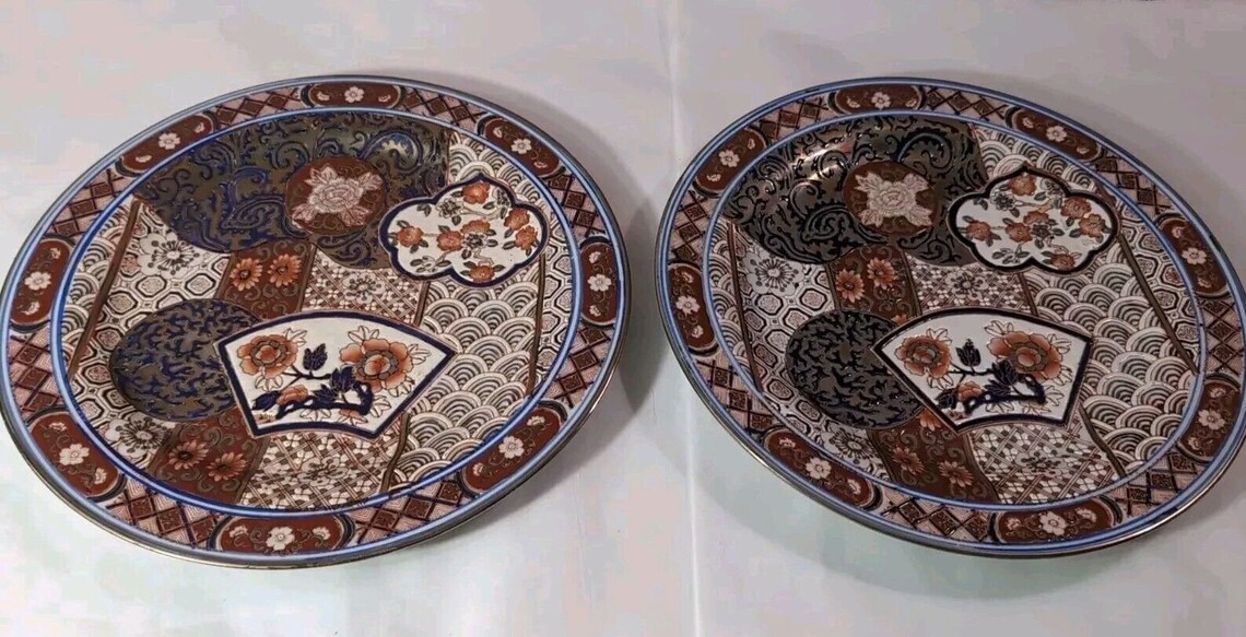 Detailed presentation view of the Japanese Imari style porcelain plate set